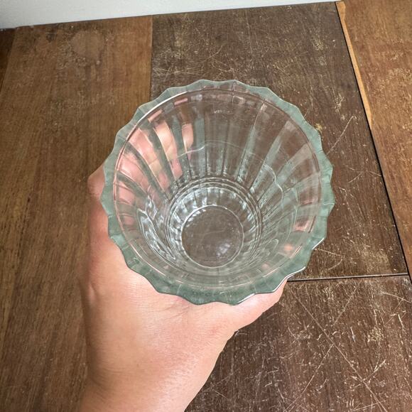 Vintage 1986 FTDA crystal clear glass vase with ribbed and flared design - Picture 2 of 7